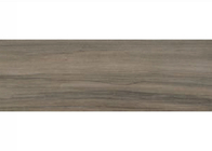 الطراز الشمالي الخشب تبدو البورسلين البلاط مع سطح مكعب متطاير في اللون البني